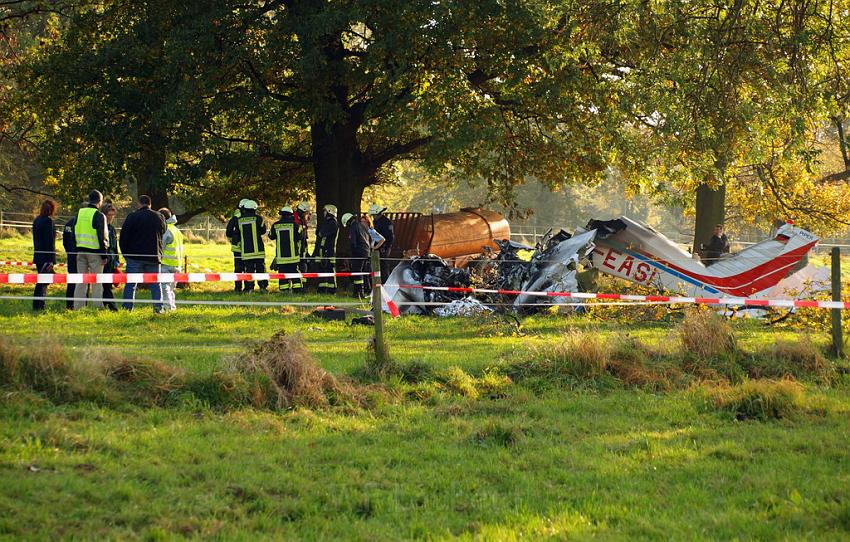 Kleinflugzeug abgestuerzt Sankt Augustin Meindorf P088.JPG